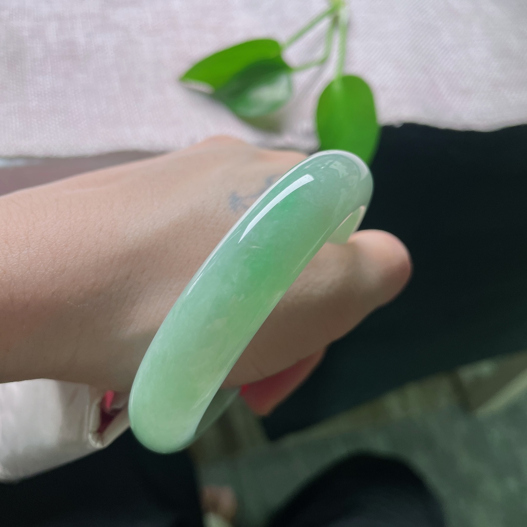 56.6/13.6/8.2，绿底正圈，一点皮纹，种水莹润通透，自带淡淡胶感，经典正圈版型，上手端庄雅致。ss57843a