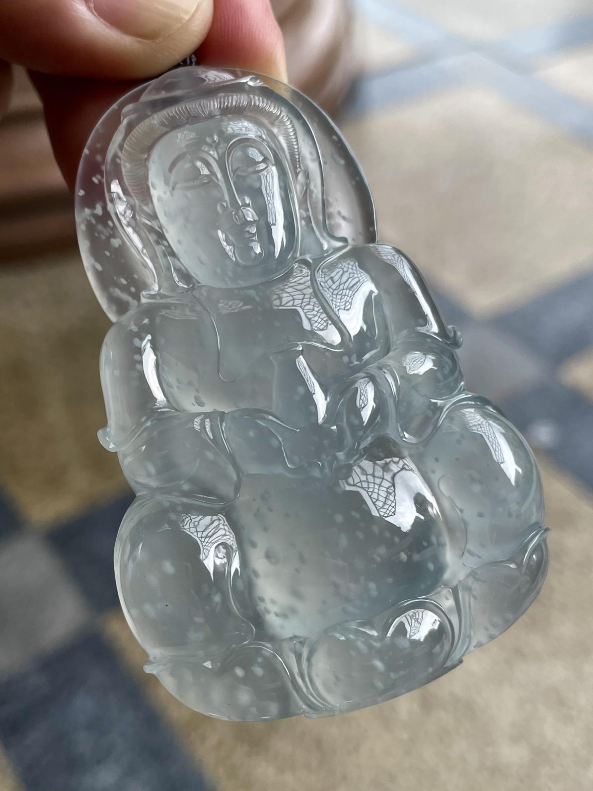 【冰种观音吊坠】老坑雪花棉，料子通透闪亮，质地致密，种老起强胶感，人物面部开脸生动，雕刻很精细，表情端庄祥和。