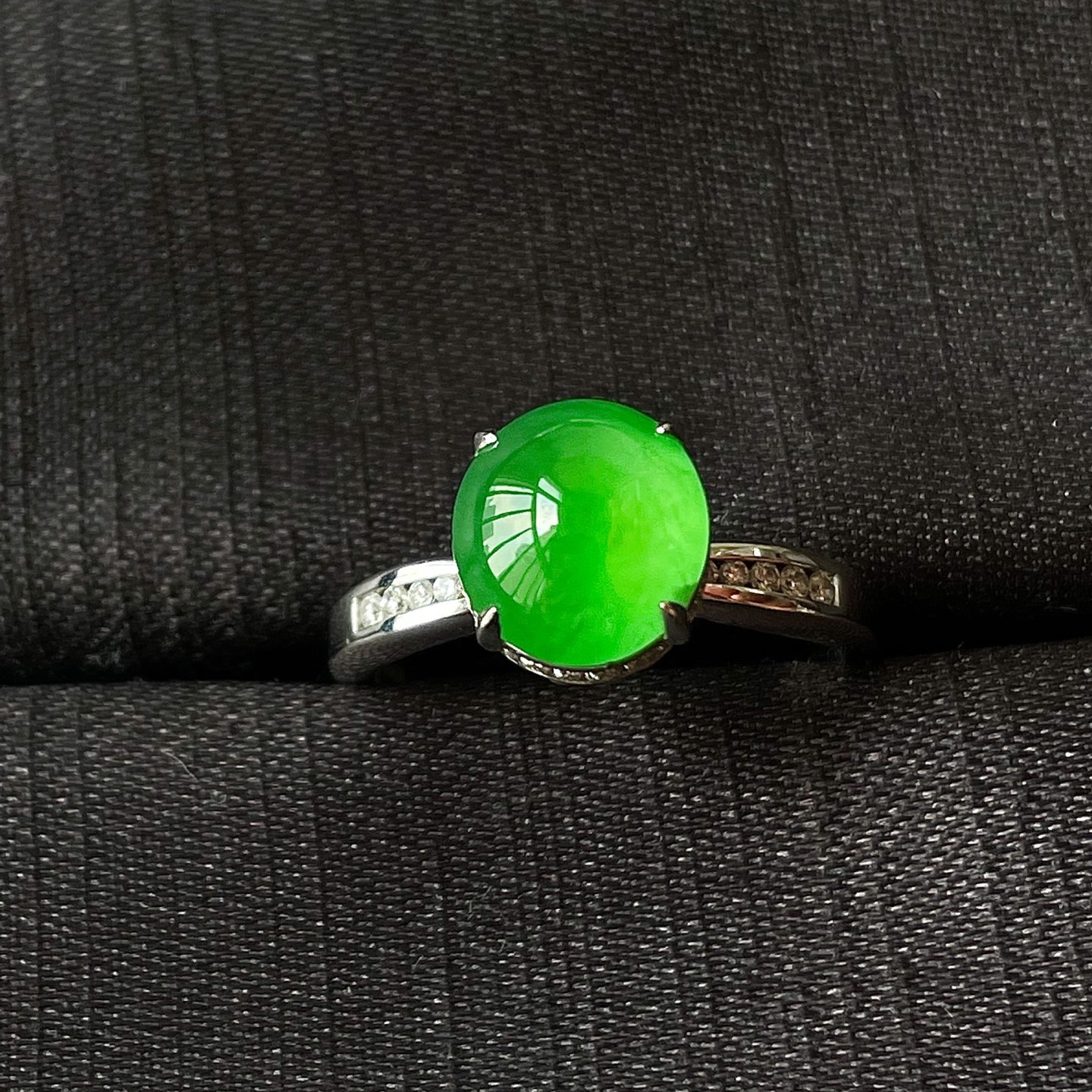 ️缅甸冰种阳绿戒指，裸镶戒指，色辣，18k金镶嵌，饱满水润，无裂，裸石尺寸9.4/8.6/6编码0912好数字