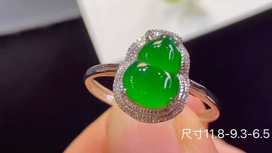️18k金+钻阳绿葫芦戒指，无裂，11.8-9.3-6.5