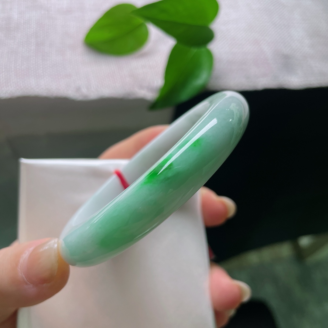 57.2/11.7/9.2，飘绿正圈，横纹，玉质柔和细腻，光泽内敛温润，以朴实柔和的玉感取胜，把飘翠衬得愈发鲜活明媚。ss57993a