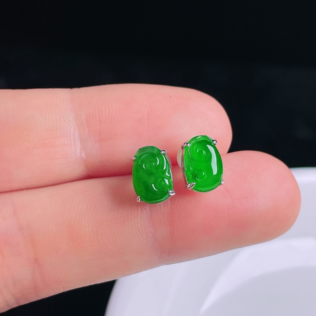 ️辣绿耳钉，18k镶嵌，老种起光，细底通透，尺寸：裸石9/6.4/2.5mm0913