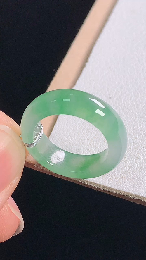 冰飘绿指环，无裂，尺寸:圈口6/14.2-5.2-2.8mm 9