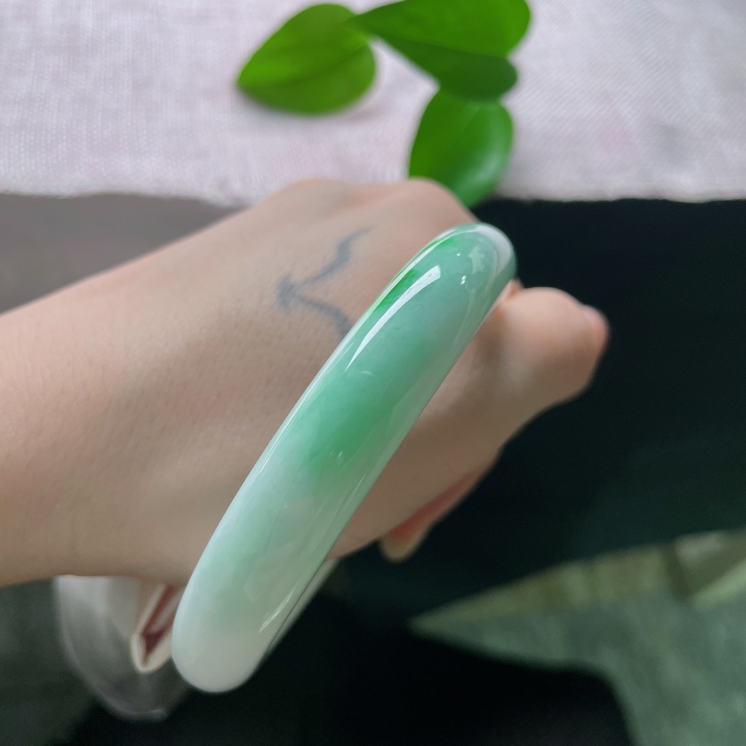57.2/11.7/9.2，飘绿正圈，横纹，玉质柔和细腻，光泽内敛温润，以朴实柔和的玉感取胜，把飘翠衬得愈发鲜活明媚。ss57993a
