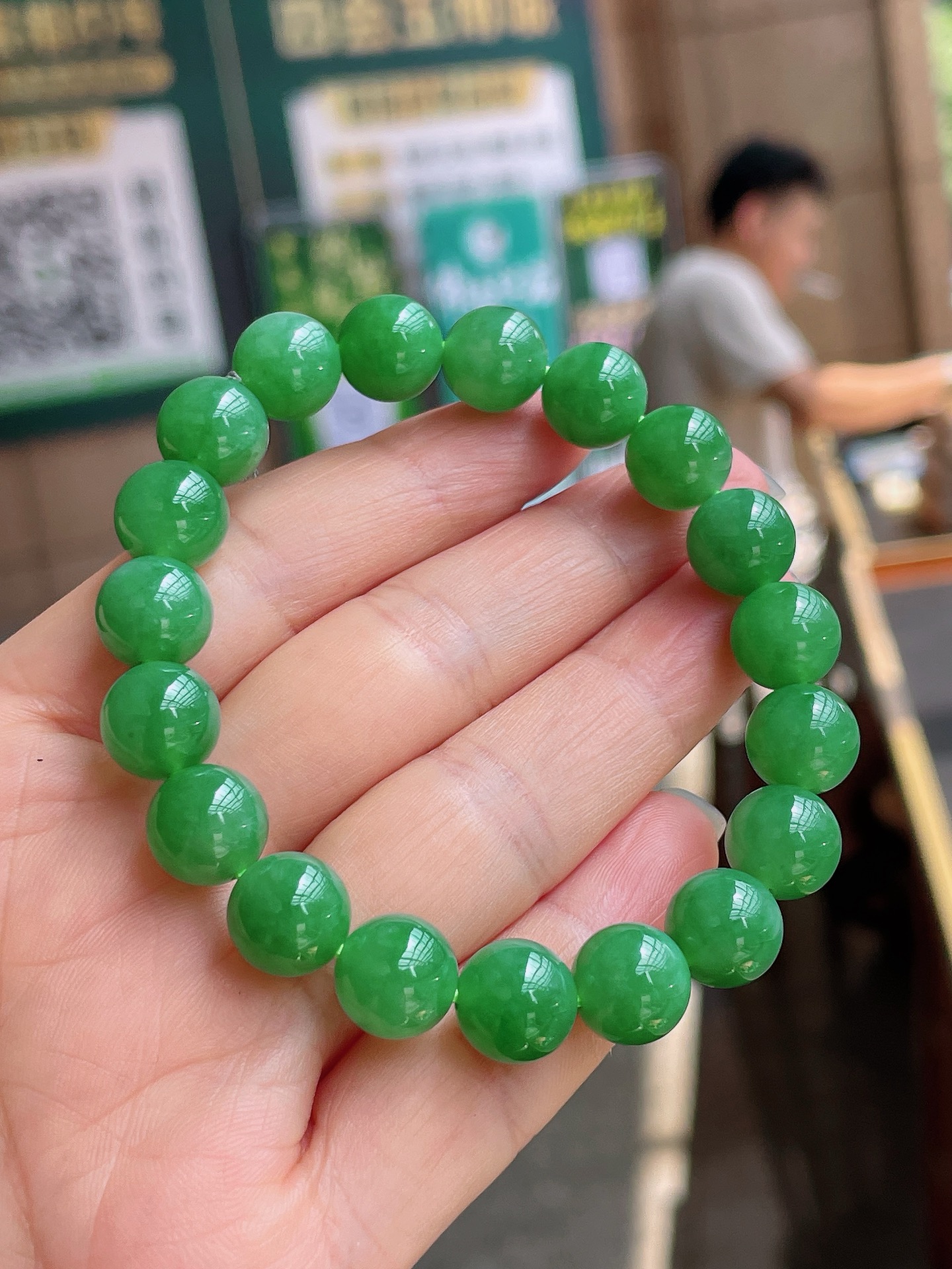 ️ 满色阳绿手链 色艳色浓，珠圆玉润 尺寸：10