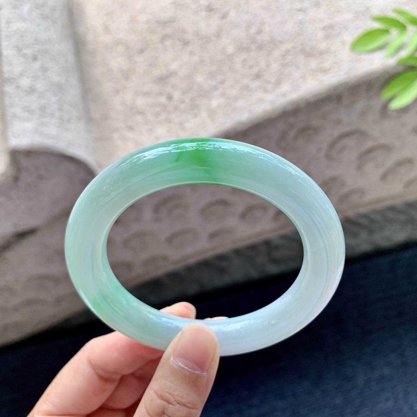 圆条54 55 圈口54.3/11/10.4 编码GL091415 糯冰飘绿，水润，种老，细腻，打灯有棉纹