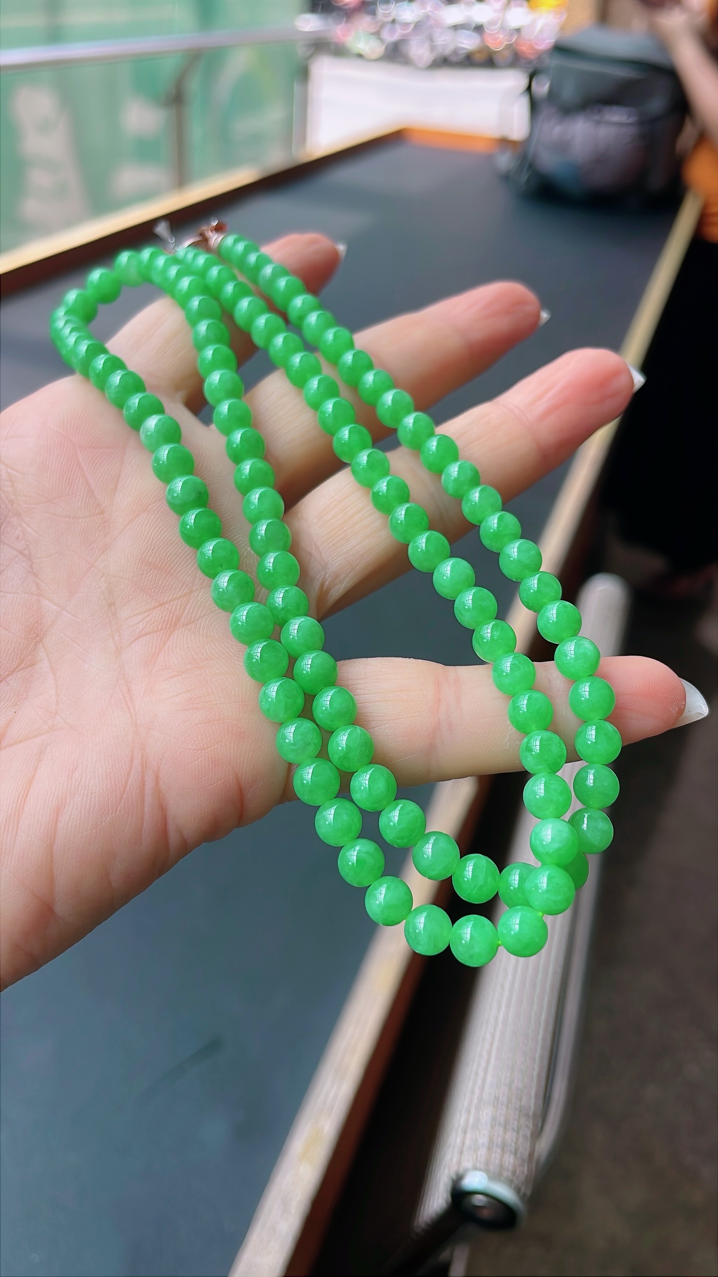 ️ 冰种阳绿项链 色泽鲜艳，珠圆玉润 尺寸：5.3/5.8，102颗