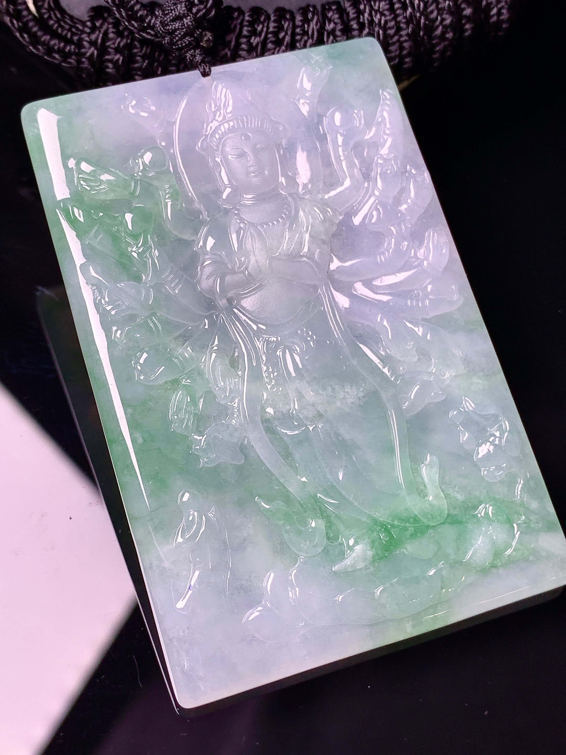 飘绿千手观音菩萨吊坠 玉质细腻 色泽艳丽清新 水润亮眼 整体尺寸62.5*41.7*5 x3