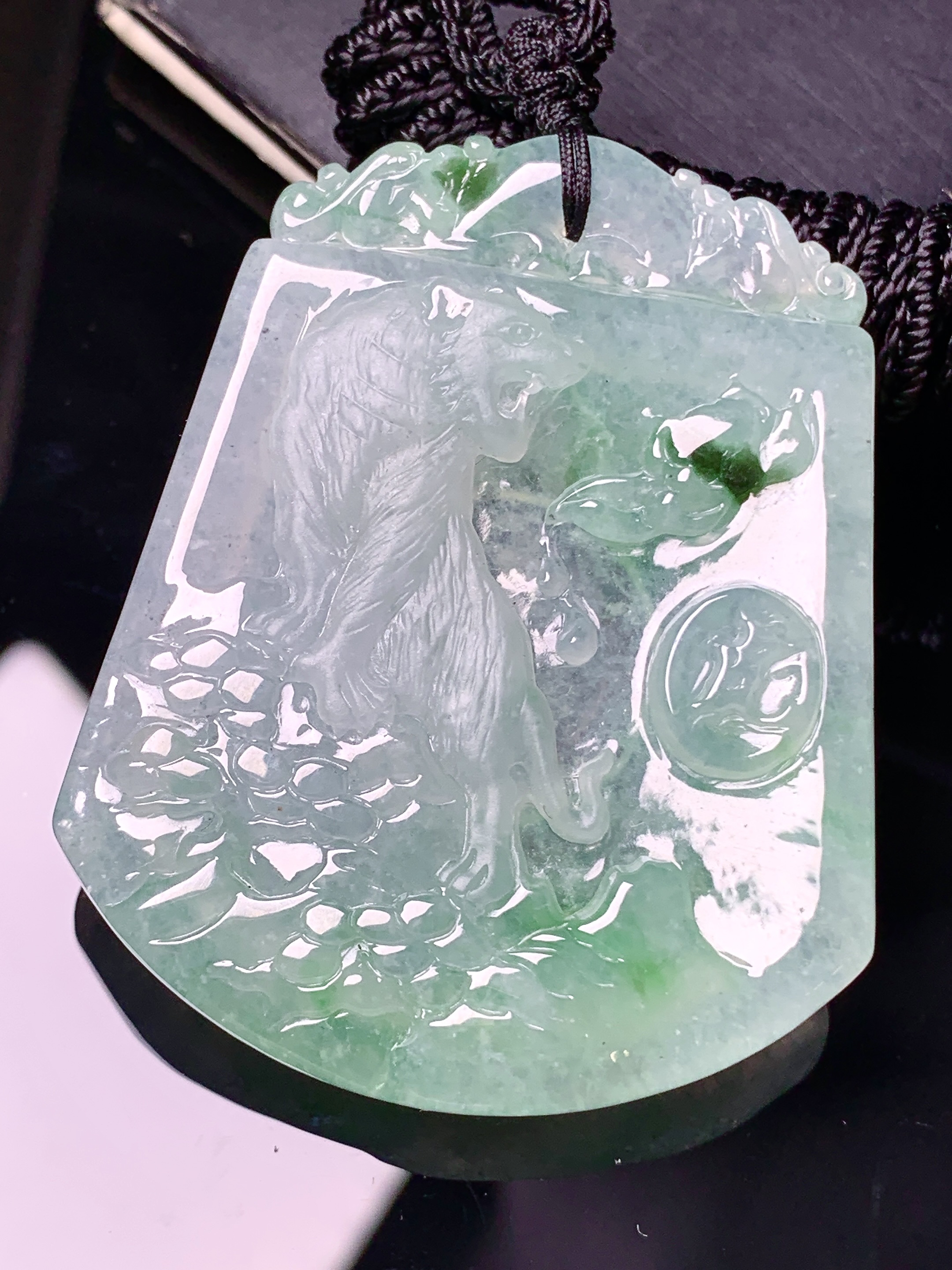 飘绿老虎牌吊坠 玉质细腻 色泽艳丽清新 水润亮眼 整体尺寸50.6*41*7.1 x3