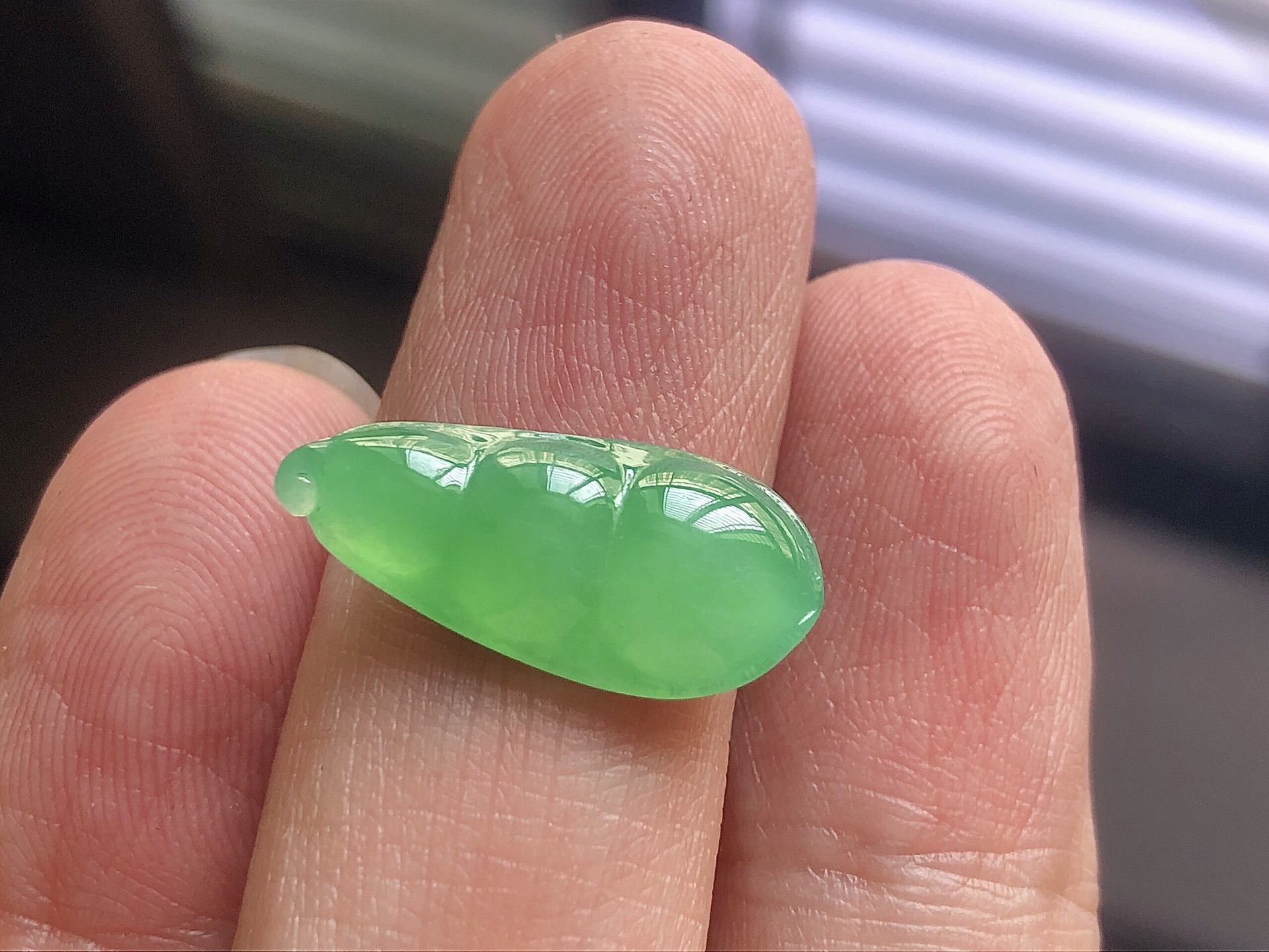️ 冰种阳绿福豆，色泽艳阳，通透水润，玉质细腻，夺目迷人，镶嵌效果，品相，无裂，尺寸20.3*9.3*4.1