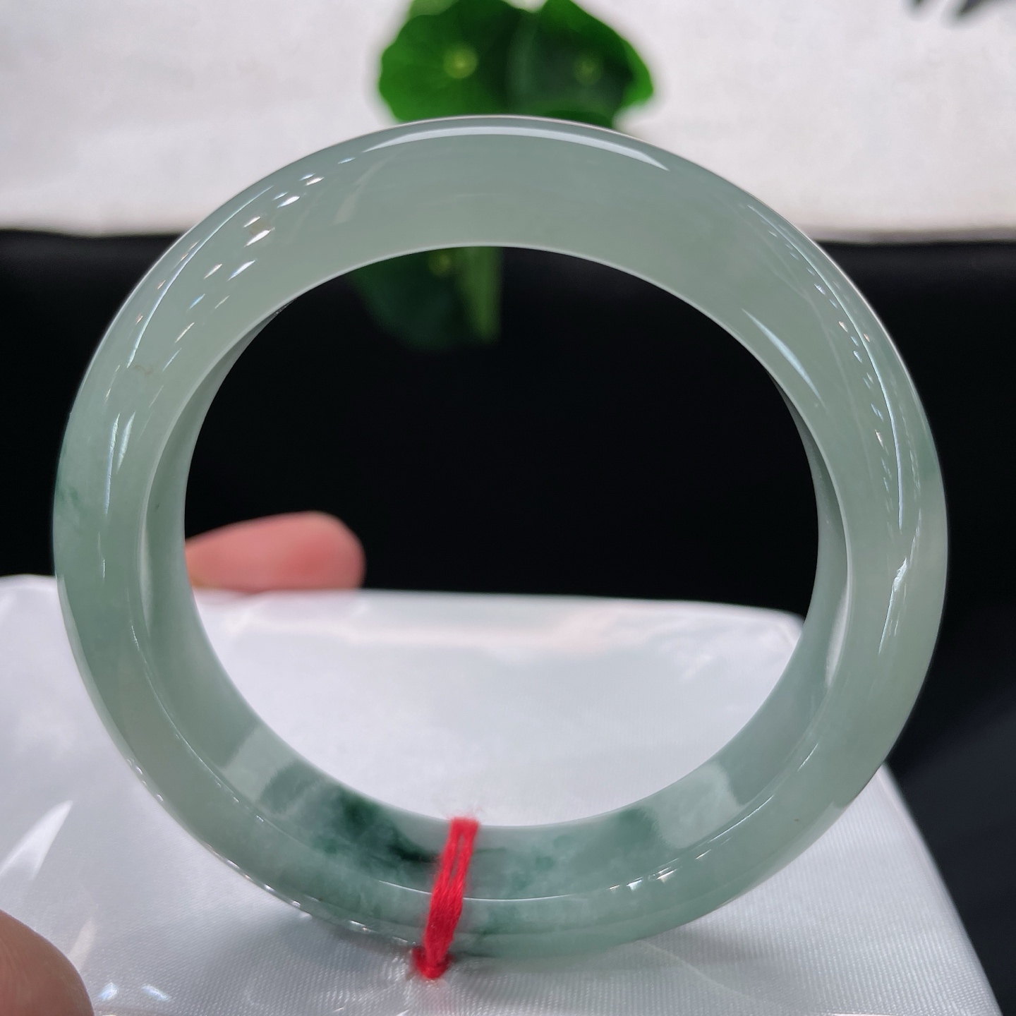 天然翡翠手镯 圈口54.5/12.5/8.5，冰飘花正圈，54/55可戴，玉底凝清露，墨花入玉来。无裂