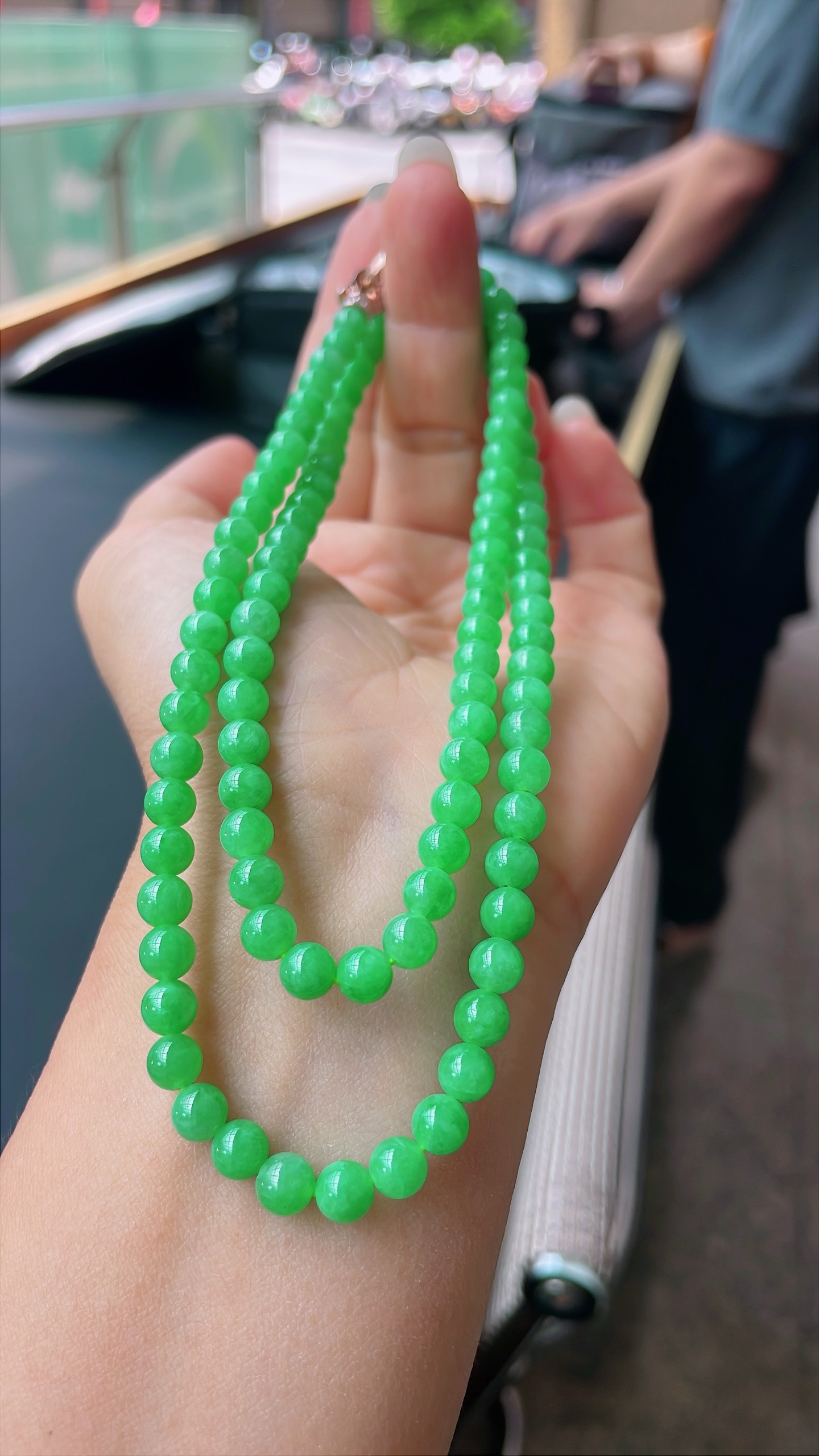 ️ 冰种阳绿项链 色泽鲜艳，珠圆玉润 尺寸：5.3/5.8，102颗