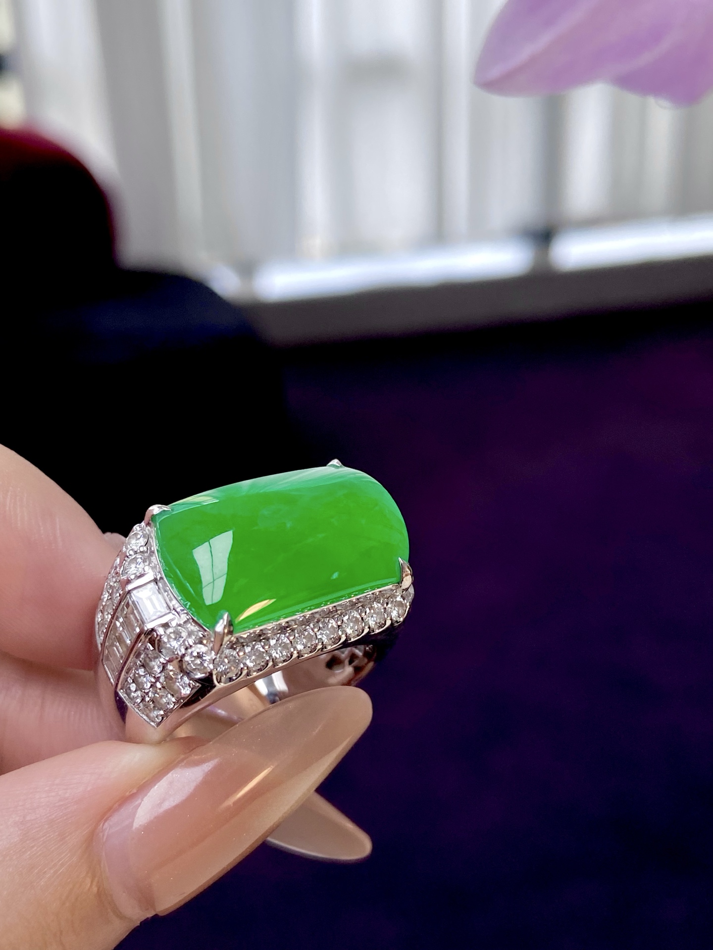 ️ 冰种阳绿马鞍戒指，毕业级别的存在，方寸之间尽显沉稳与厚重，气场大气磅礴，有这一抹绿就足够出彩，裸石：19.6-12-4.8mm，无裂。
