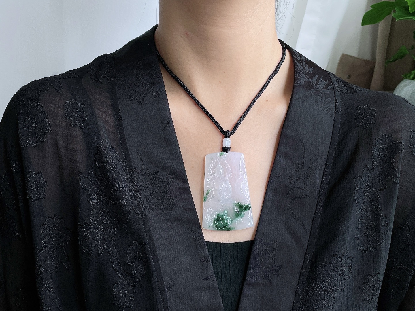 【裸石】冰飘绿花文殊观音牌吊坠 【说明】缅甸 无裂 性比高 飘花 【尺寸】69.2-45-5.6 【重量】40.6克