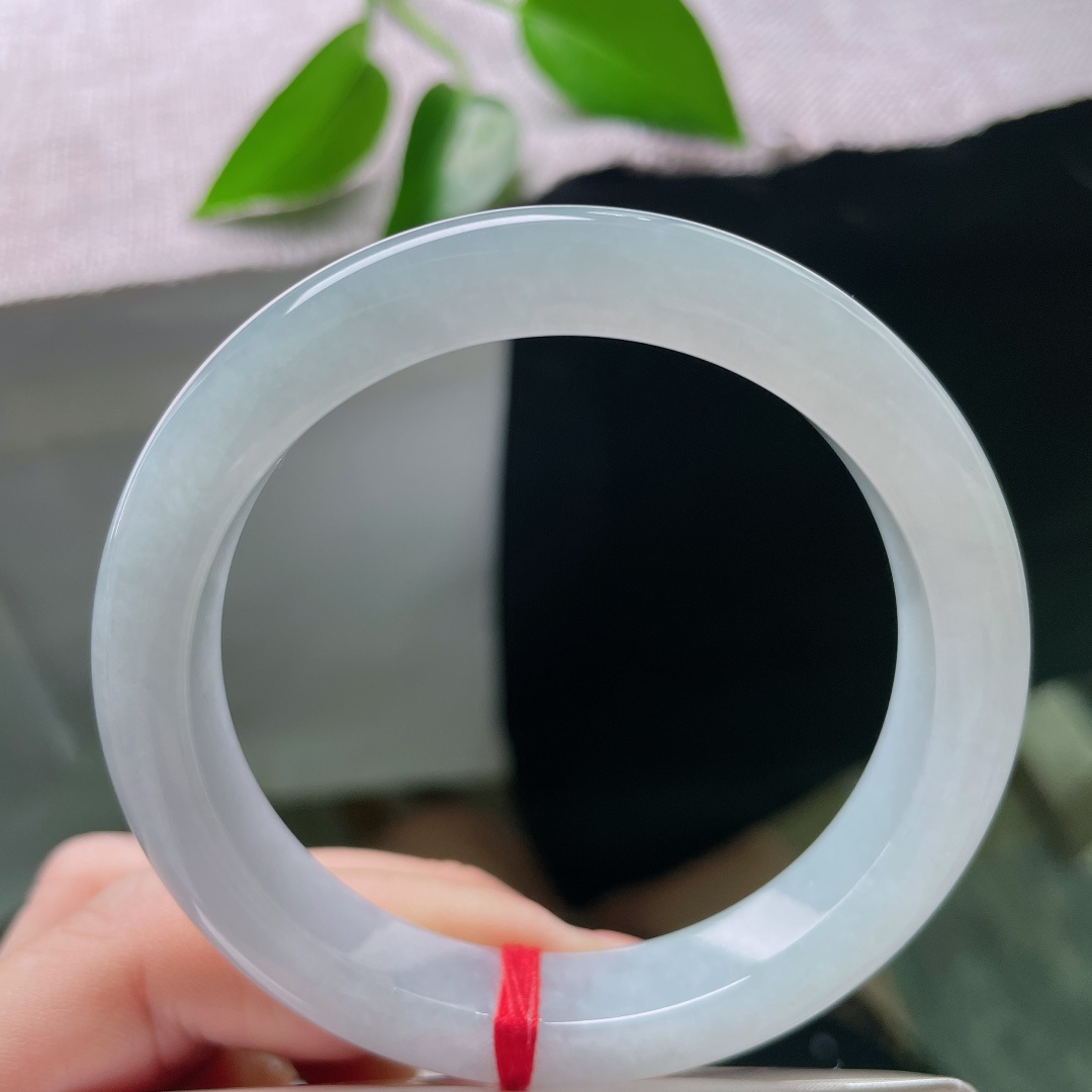 54.8/10.6/8.4，蓝底正圈，一点皮纹，似薄雾笼罩的湖面，淡淡晴底携一抹翠意，静谧治愈。ss58816a