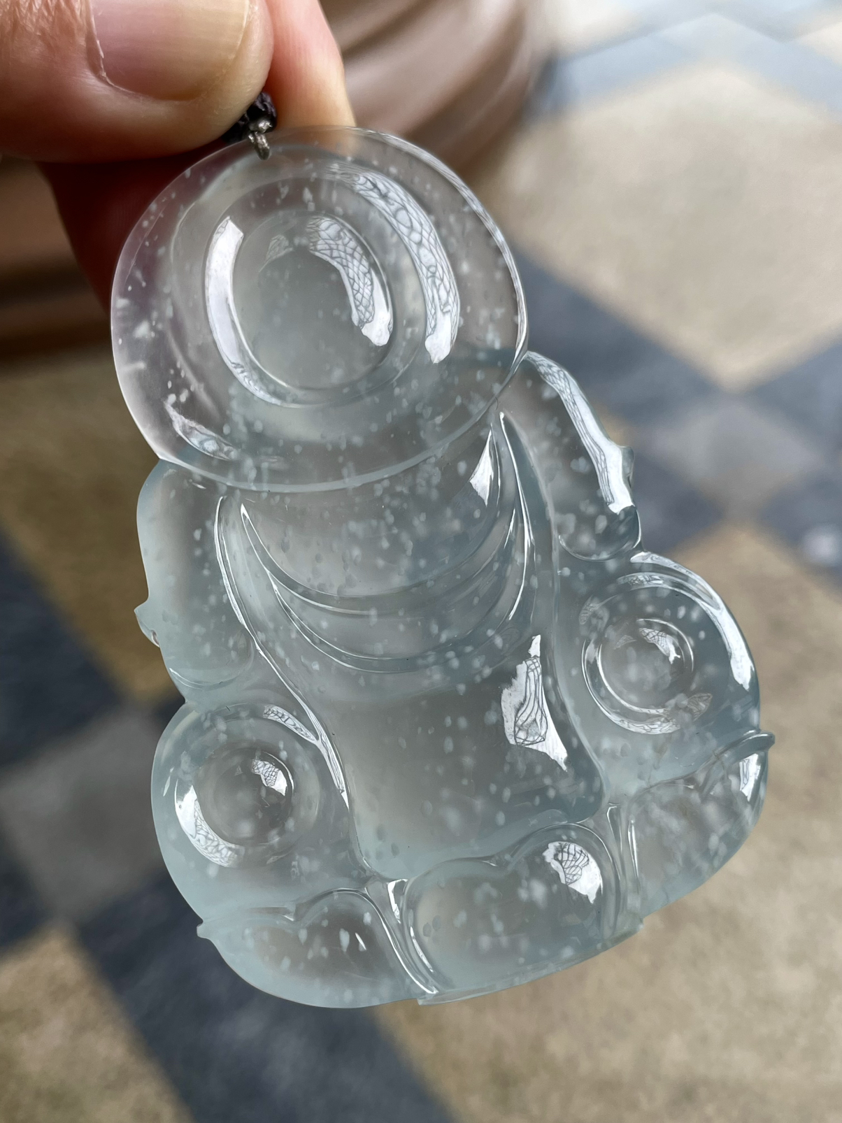 【冰种观音吊坠】老坑雪花棉，料子通透闪亮，质地致密，种老起强胶感，人物面部开脸生动，雕刻很精细，表情端庄祥和。