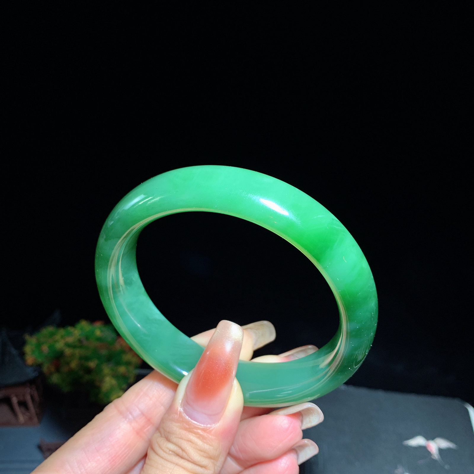 珍藏品，和田玉碧玉56圈口阳绿色猫眼手镯，猫眼活，冰透十足，品质好。