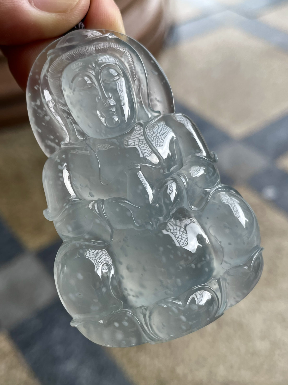【冰种观音吊坠】老坑雪花棉，料子通透闪亮，质地致密，种老起强胶感，人物面部开脸生动，雕刻很精细，表情