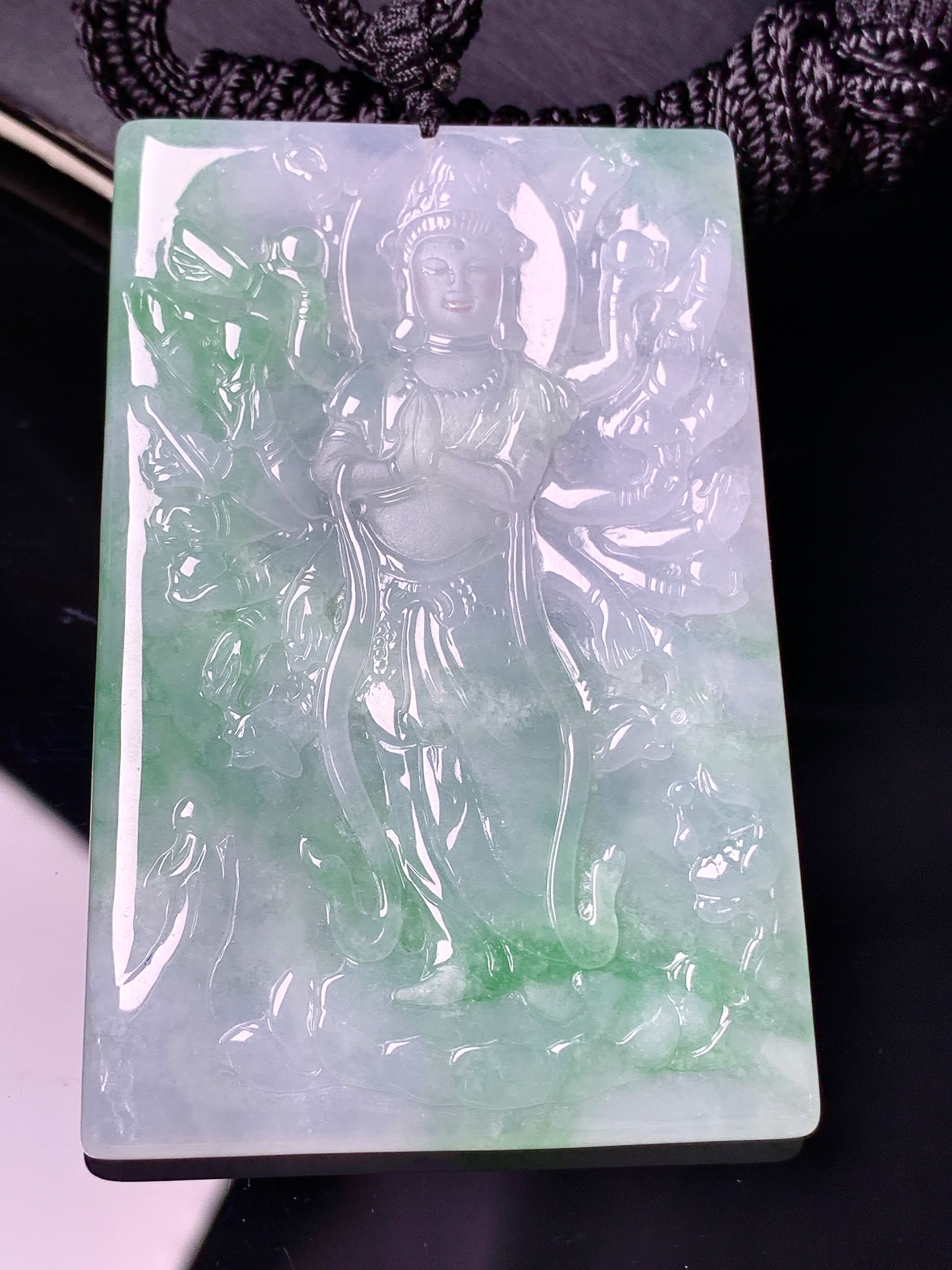 飘绿千手观音菩萨吊坠 玉质细腻 色泽艳丽清新 水润亮眼 整体尺寸62.5*41.7*5 x3