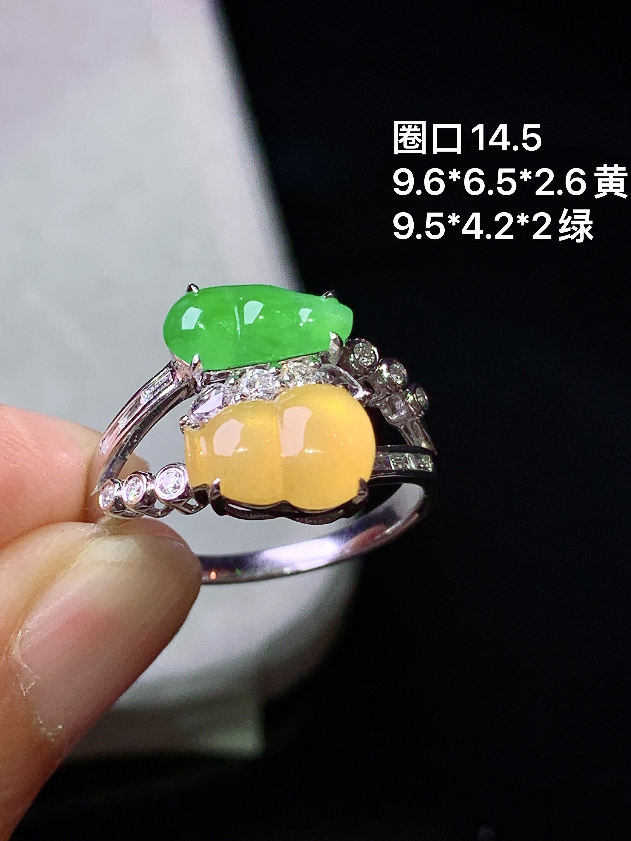 18k金钻镶嵌黄葫芦戒指 玉质细腻 色泽艳丽清新 水润亮眼 圈口14.5  整体尺寸9.6*6.5*2.6 b6
