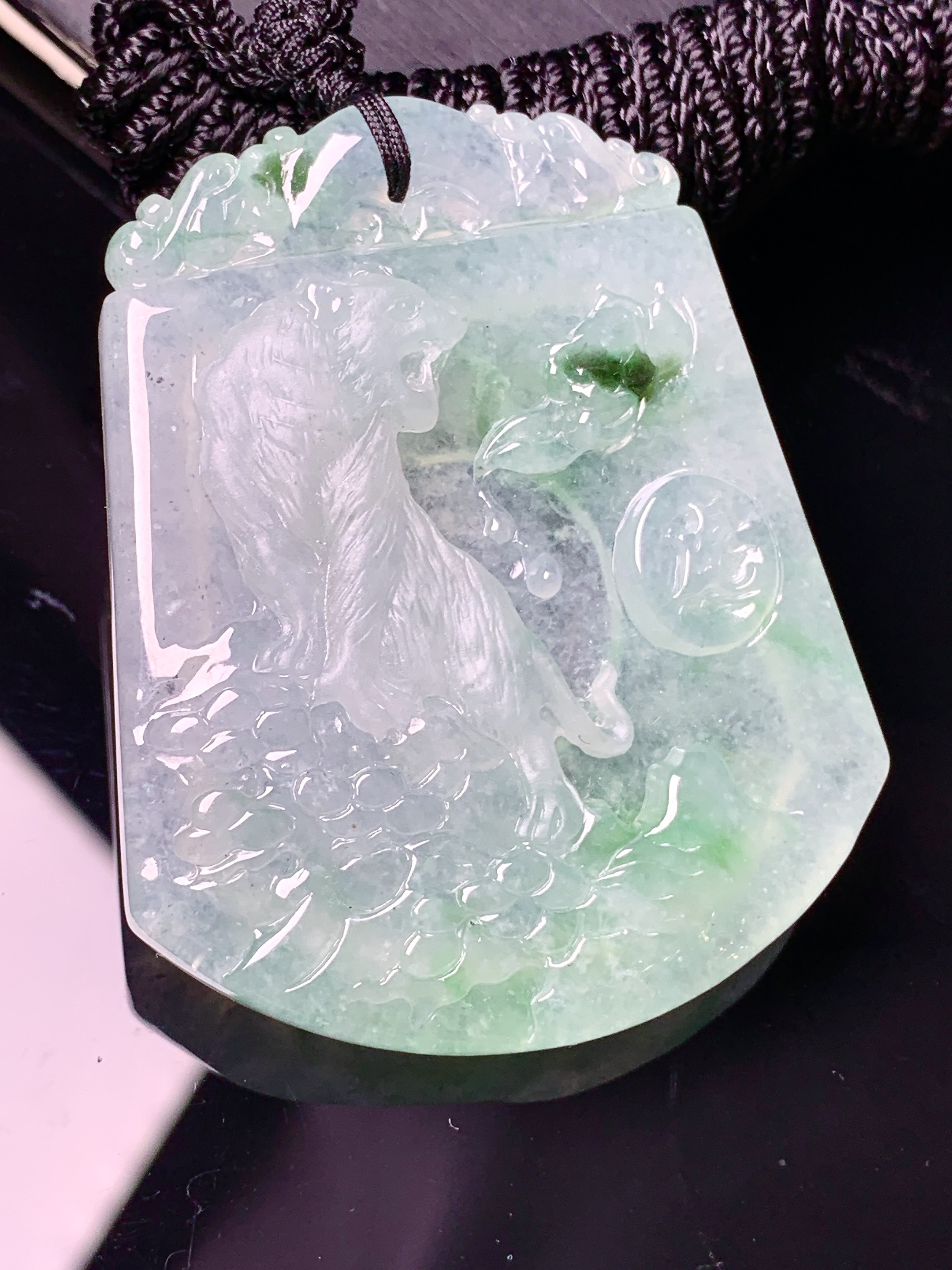 飘绿老虎牌吊坠 玉质细腻 色泽艳丽清新 水润亮眼 整体尺寸50.6*41*7.1 x3