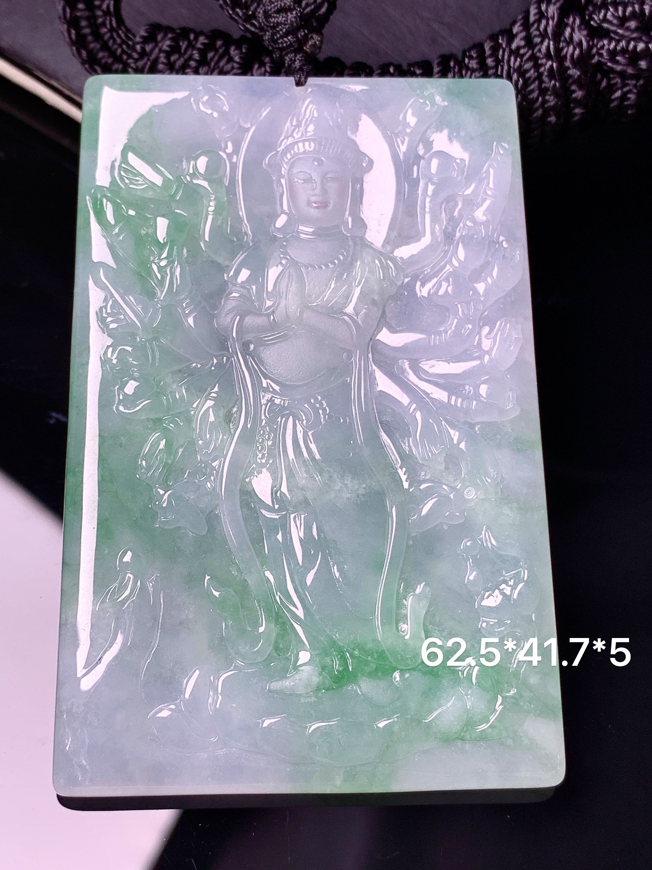 飘绿千手观音菩萨吊坠 玉质细腻 色泽艳丽清新 水润亮眼 整体尺寸62.5*41.7*5 x3