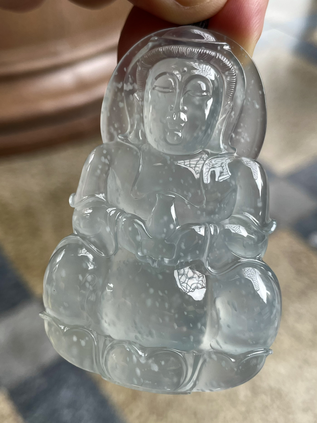 【冰种观音吊坠】老坑雪花棉，料子通透闪亮，质地致密，种老起强胶感，人物面部开脸生动，雕刻很精细，表情端庄祥和。