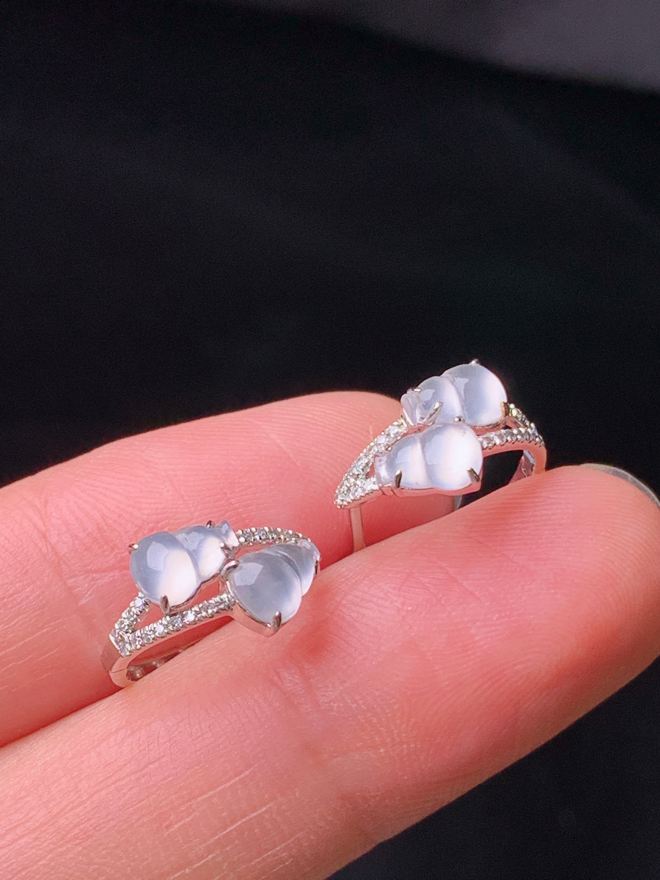 18k金钻镶嵌冰种葫芦耳钉 玉质细腻 色泽艳丽清新 水润亮眼 裸石尺寸6*4*2 m7