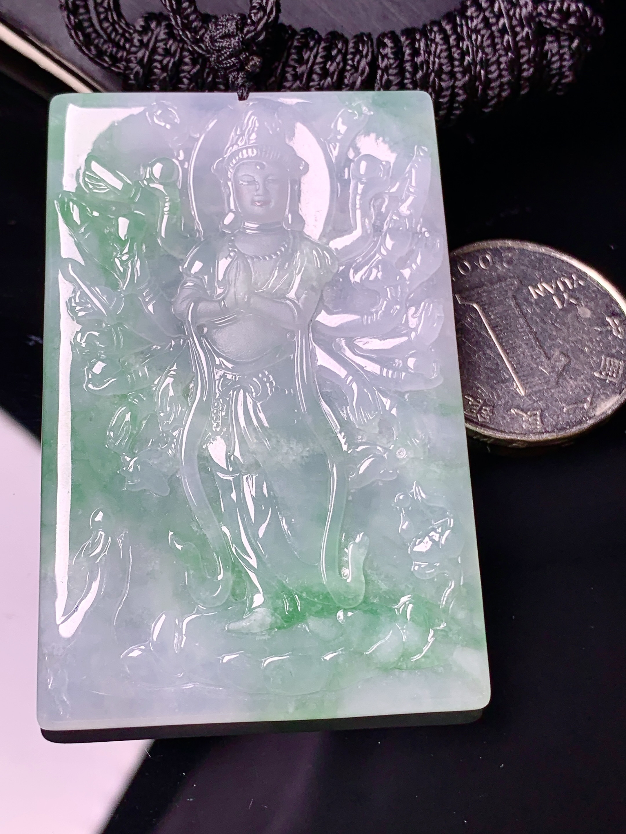 飘绿千手观音菩萨吊坠 玉质细腻 色泽艳丽清新 水润亮眼 整体尺寸62.5*41.7*5 x3