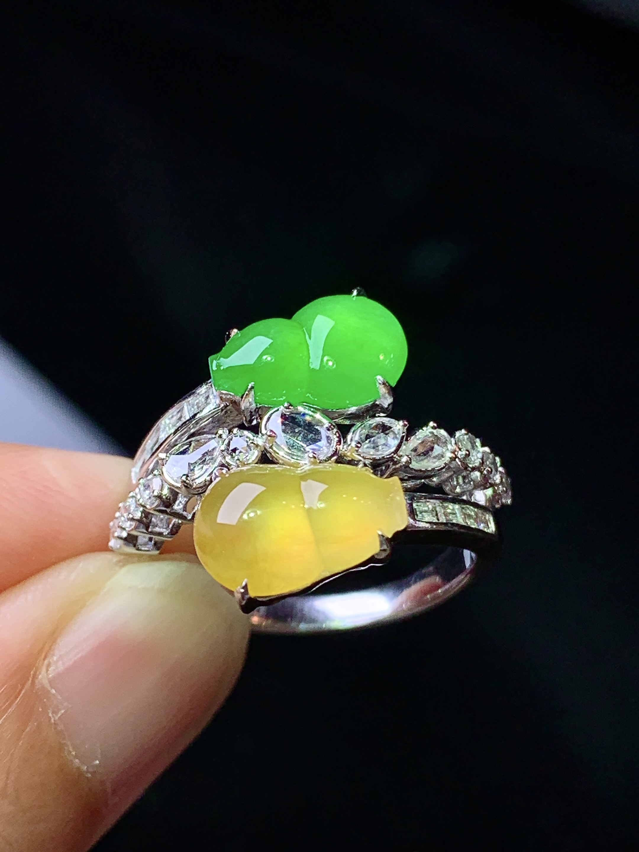 18k金钻镶嵌黄绿翡葫芦戒指 玉质细腻 色泽艳丽清新 水润亮眼 圈口14.5 整体尺寸10*6.8*3 b6