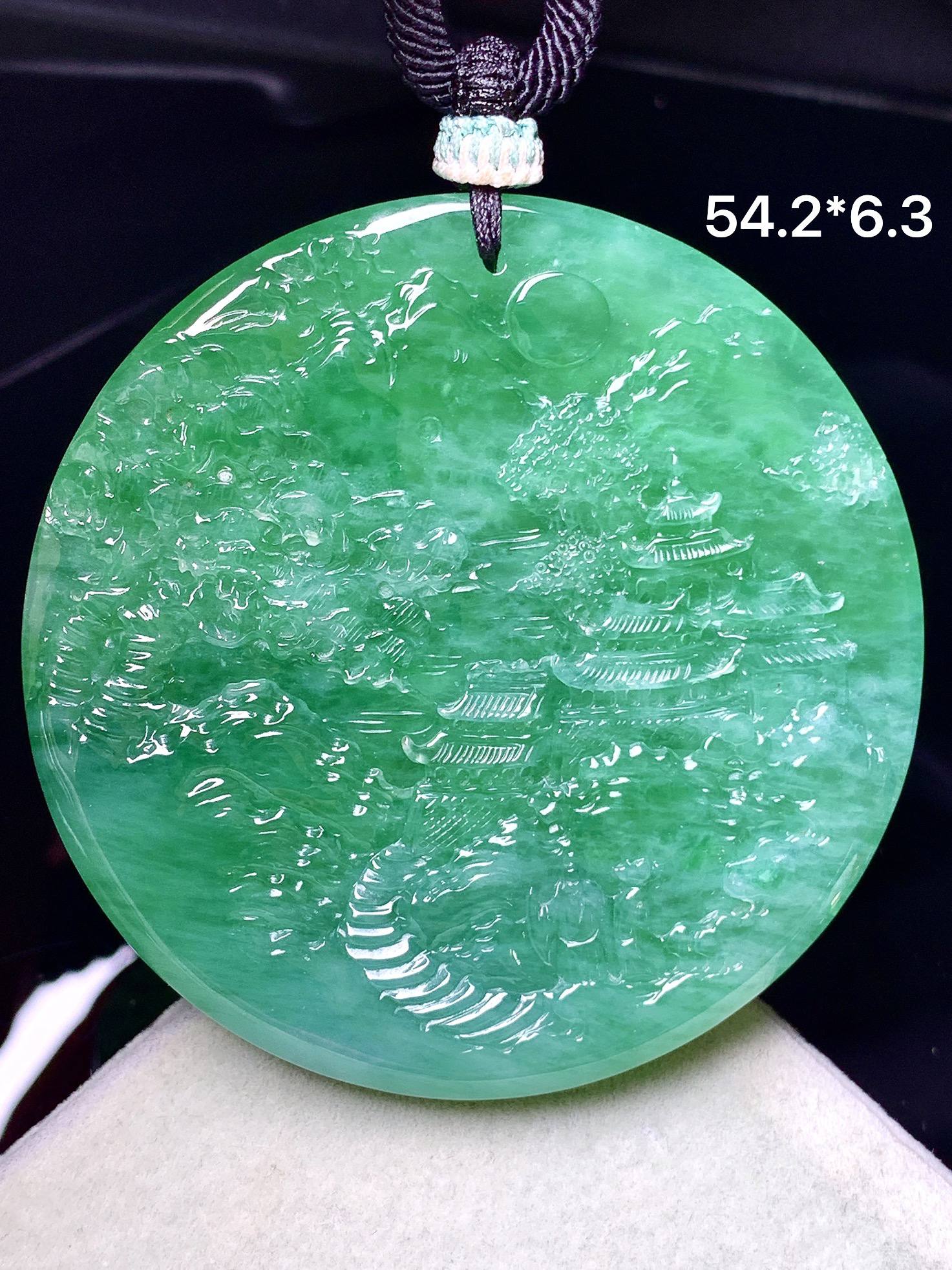 满绿山水牌子吊坠 玉质细腻 色泽艳丽清新 水润亮眼 整体尺寸54.2*6.3 a5
