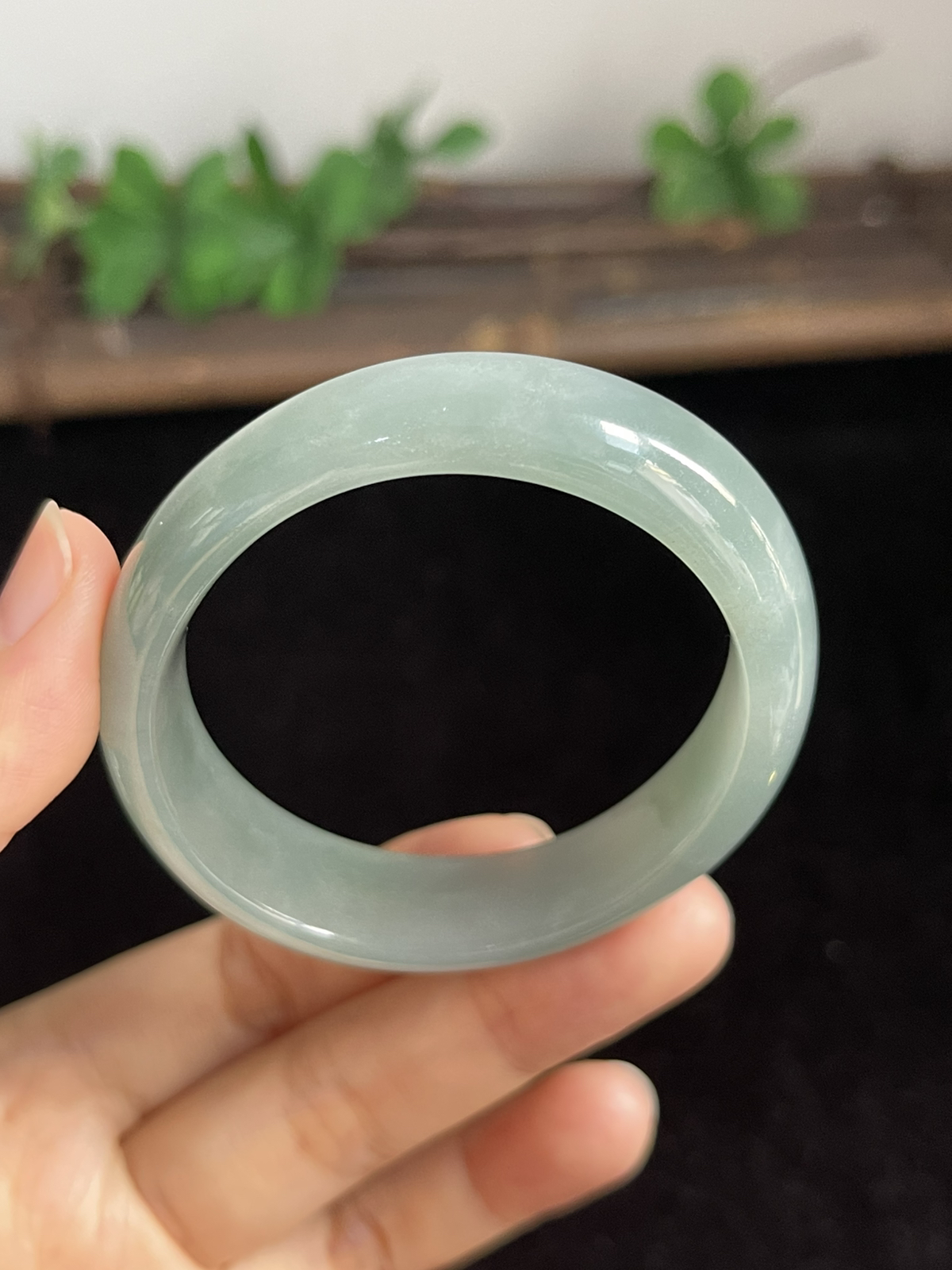 贵妃镯50.8圈口，翡翠糯化种淡绿色手镯