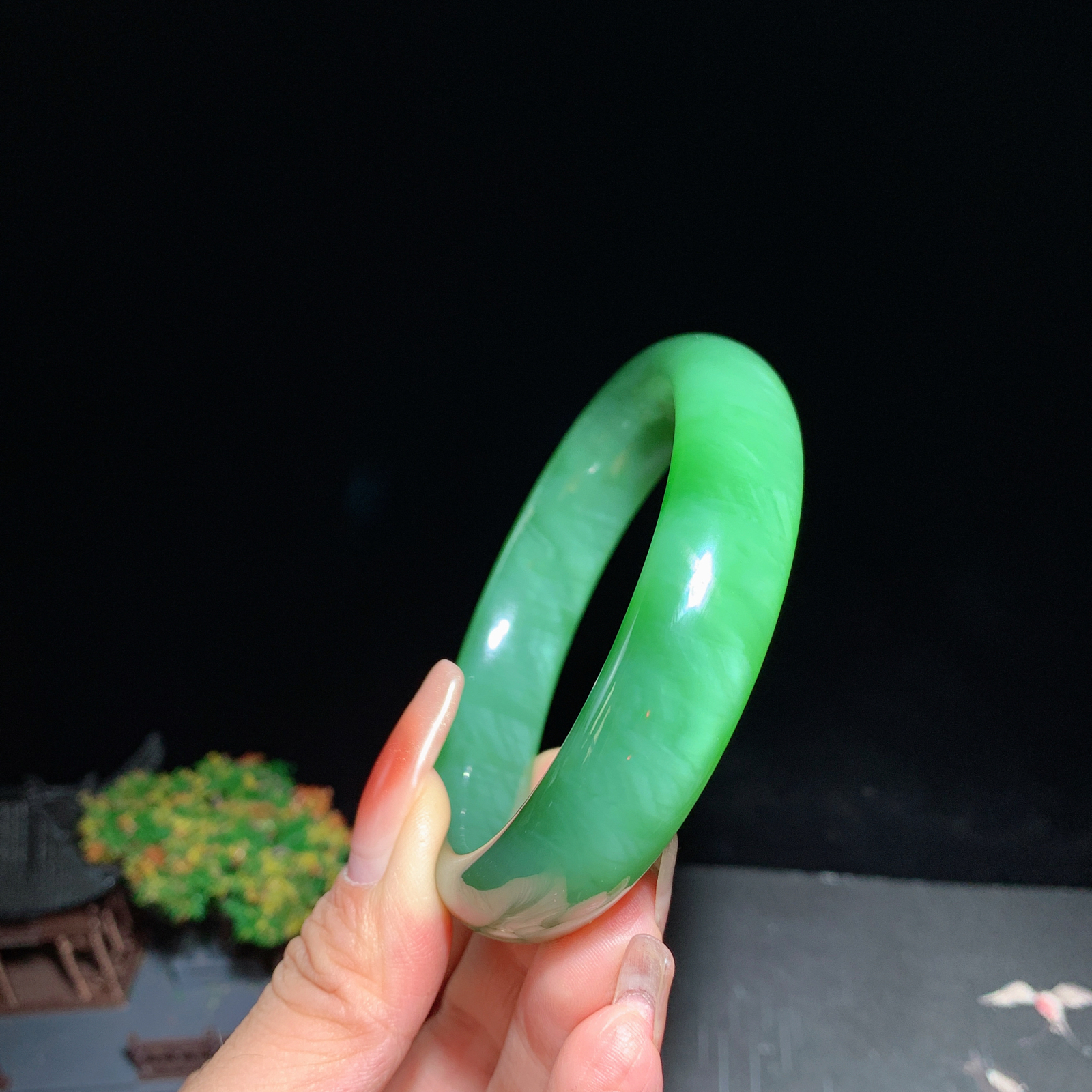 珍藏品，和田玉碧玉56圈口阳绿色猫眼手镯，猫眼活，冰透十足，品质好。