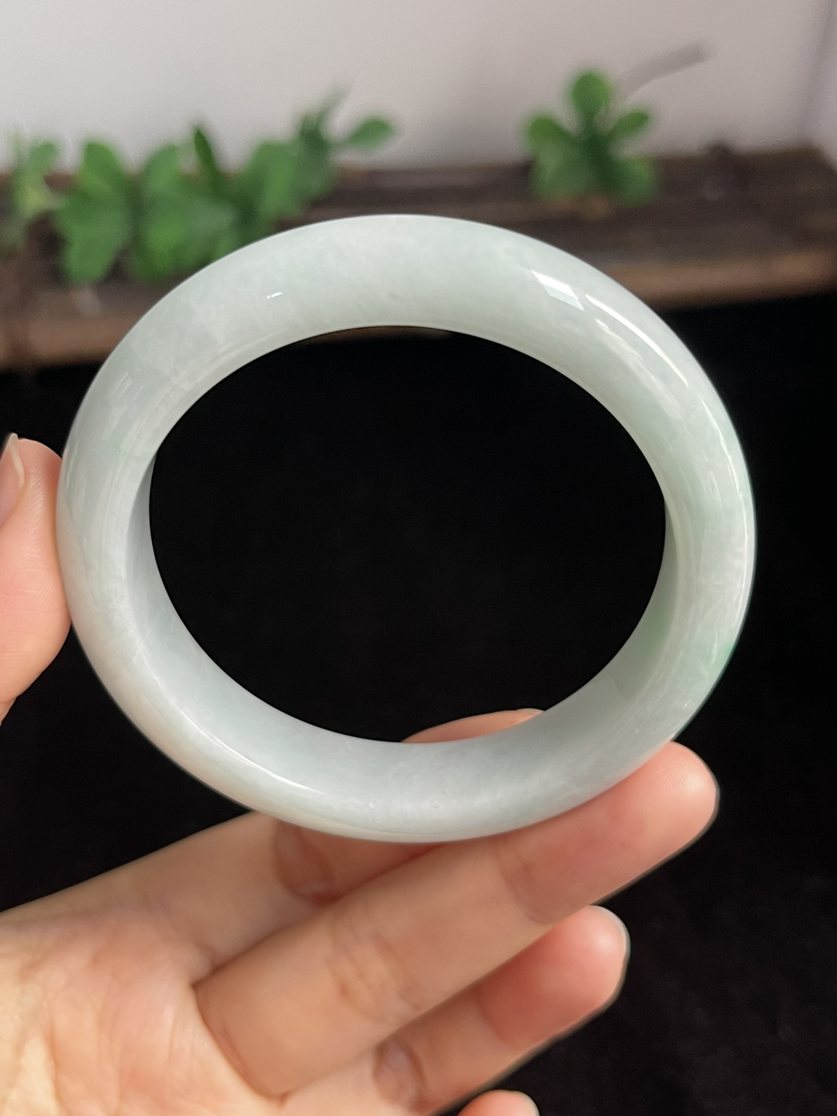 正圈53.5圈口，翡翠糯化种飘绿手镯