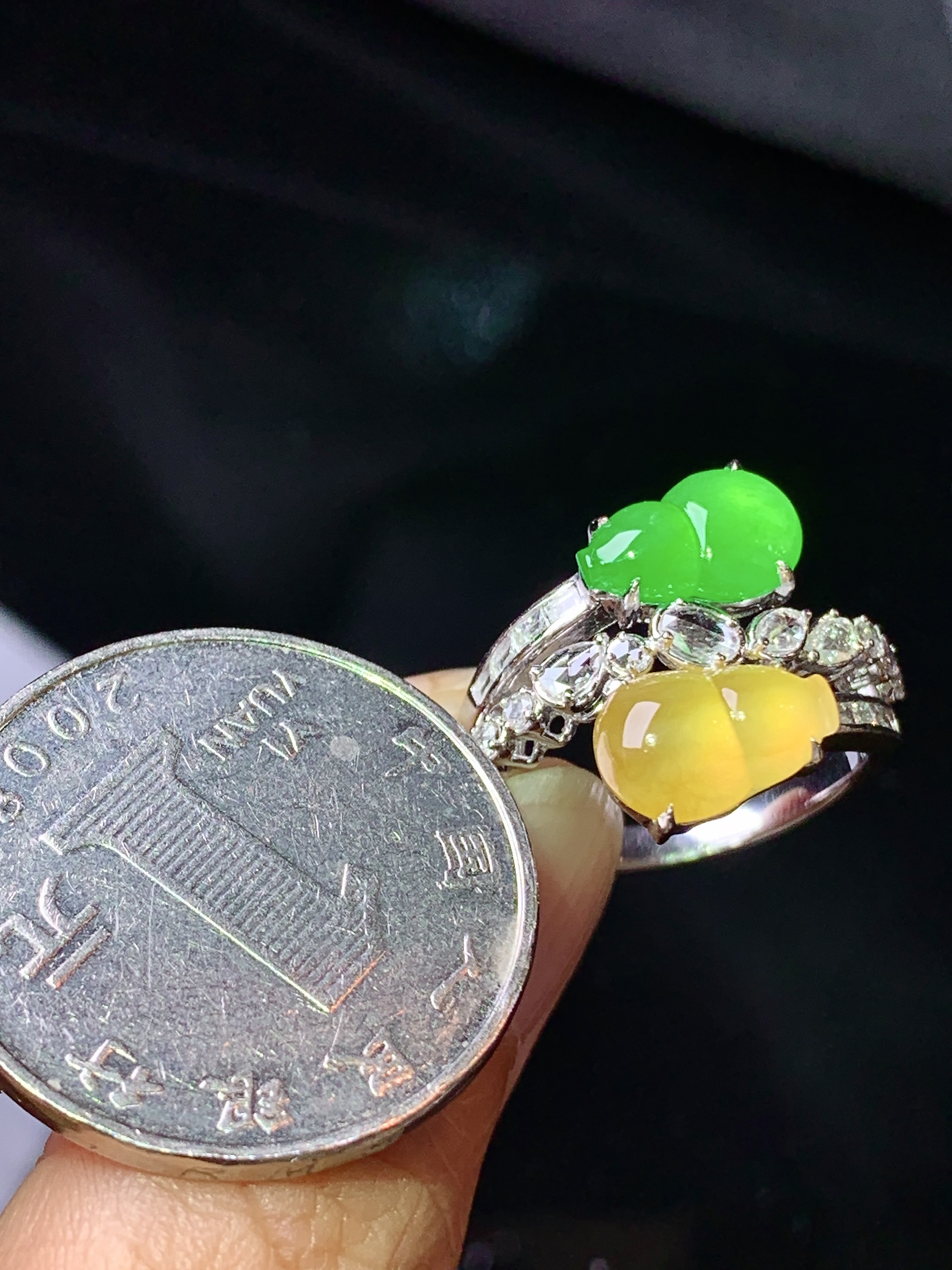 18k金钻镶嵌黄绿翡葫芦戒指 玉质细腻 色泽艳丽清新 水润亮眼 圈口14.5 整体尺寸10*6.8*3 b6