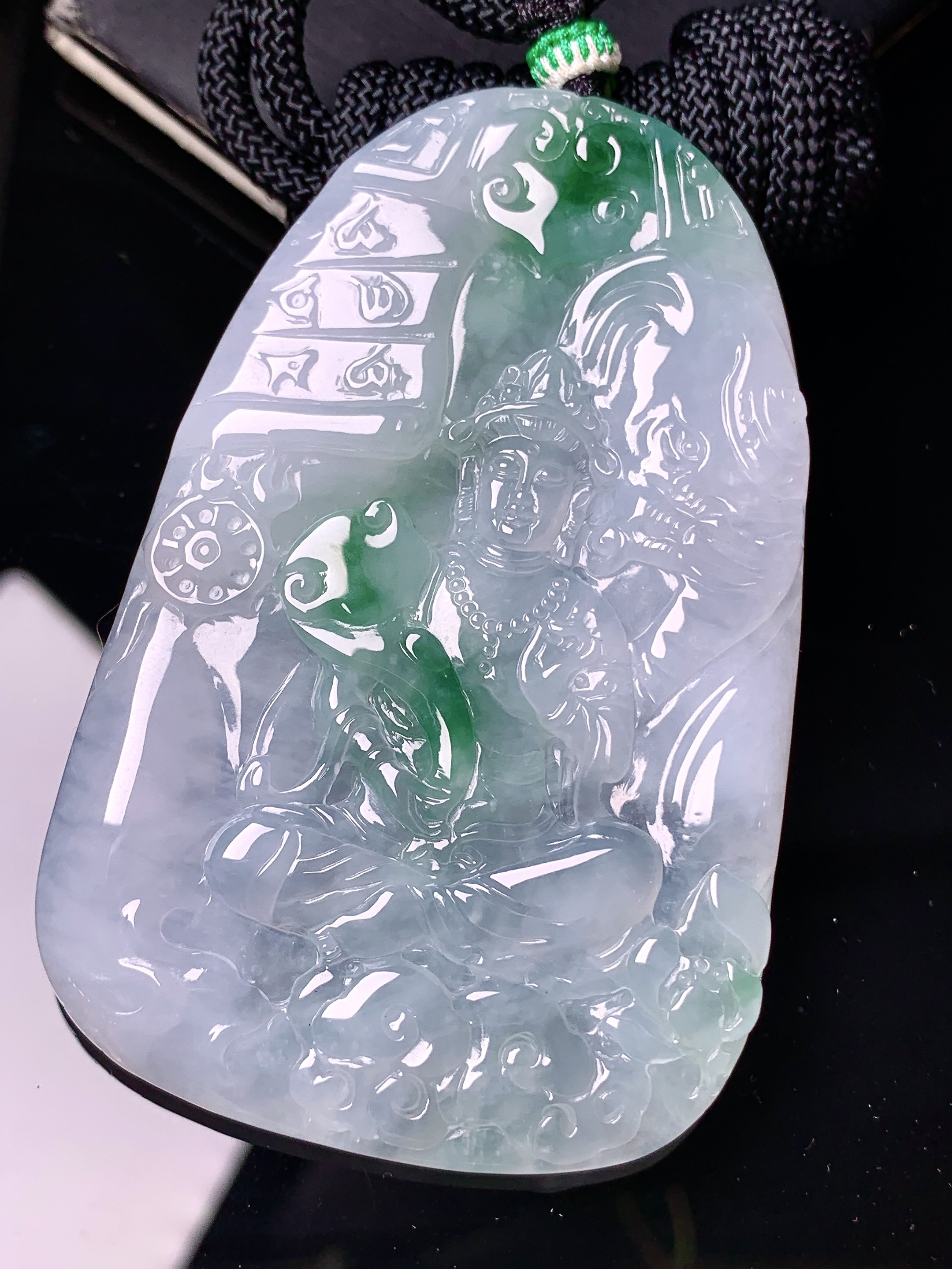 飘绿度母观音菩萨吊坠 玉质细腻 色泽艳丽清新 水润亮眼 整体尺寸71*45.8*5 a5