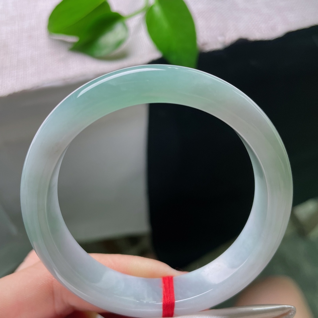 54.7/12.2/8.3，蓝底正圈，一点皮纹，玉肉细腻紧实，素圈简约无雕饰，留存翡翠天然质感。ss
