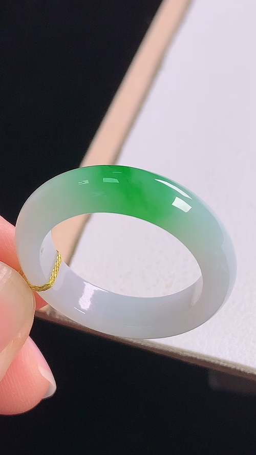 ️冰飘绿指环，无裂，尺寸:圈口20/19.5-5.2-3.4mm 9