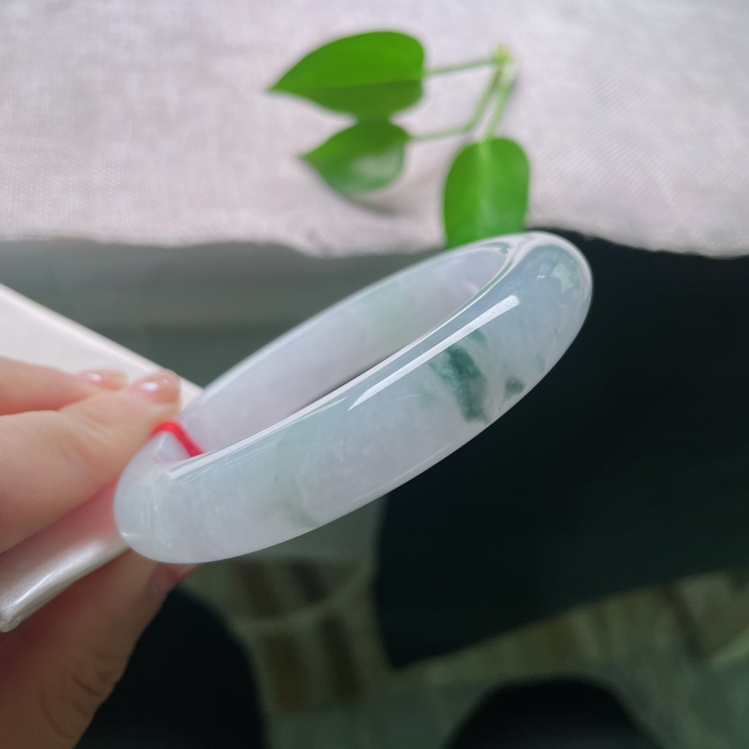 59/12.8/10.2，飘花正圈，皮纹，好似一幅流动的水墨小画，紫底做宣纸，飘花作笔墨，把大自然的巧思写在这一圈玉镯之上。ss59031a