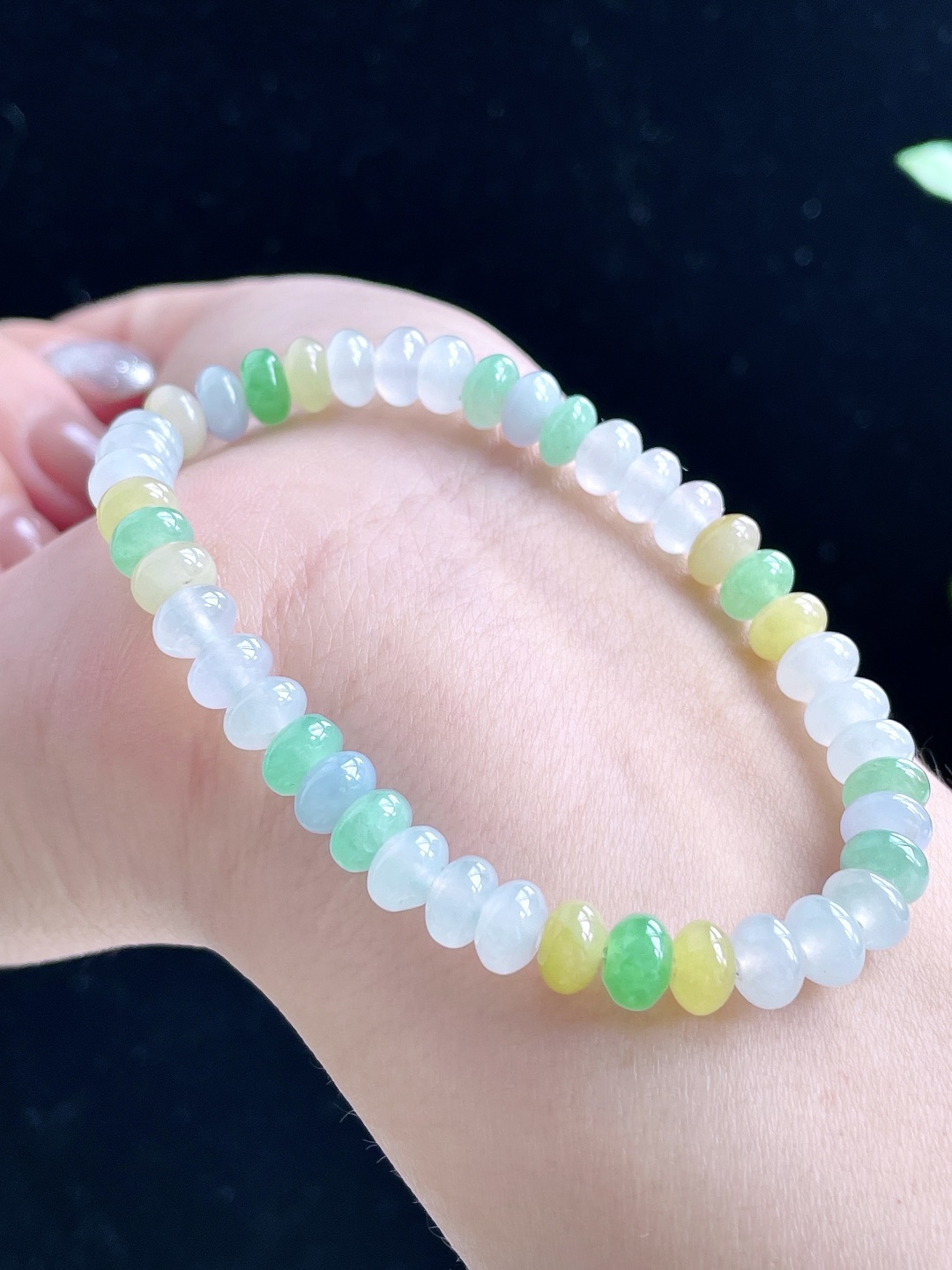 【珠子】冰多宝手串算盘珠手串 【说明】缅甸 性比高 【尺寸】6.4-4.4mm 【重量】13.9克