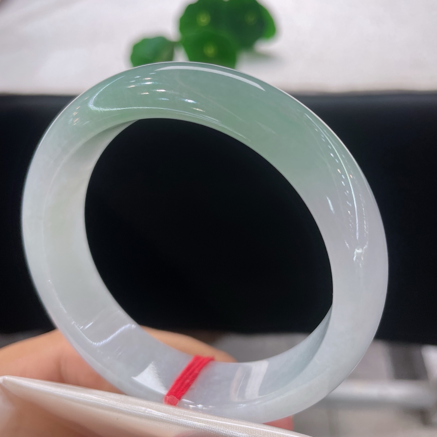 天然翡翠手镯 圈口57.8/15.3/8.5，淡春彩正圈，57/59可戴，半玉凝霜白，半镯浸春山。微棉