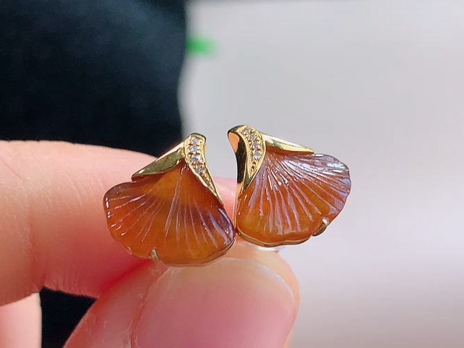 ️ 18K金伴钻红翡银杏叶耳钉，无裂，尺寸取一9.9-7.7-2.0mm，包A附证书