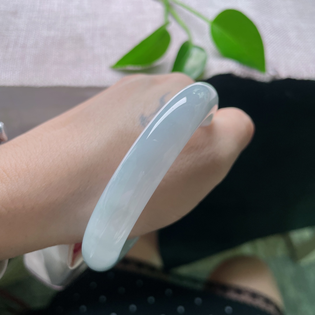58.8/11.8/8.4，蓝底正圈，一点皮纹，冰润浅晴平安镯，玉质细腻温润，带一缕淡绿，清雅柔和。ss58763a