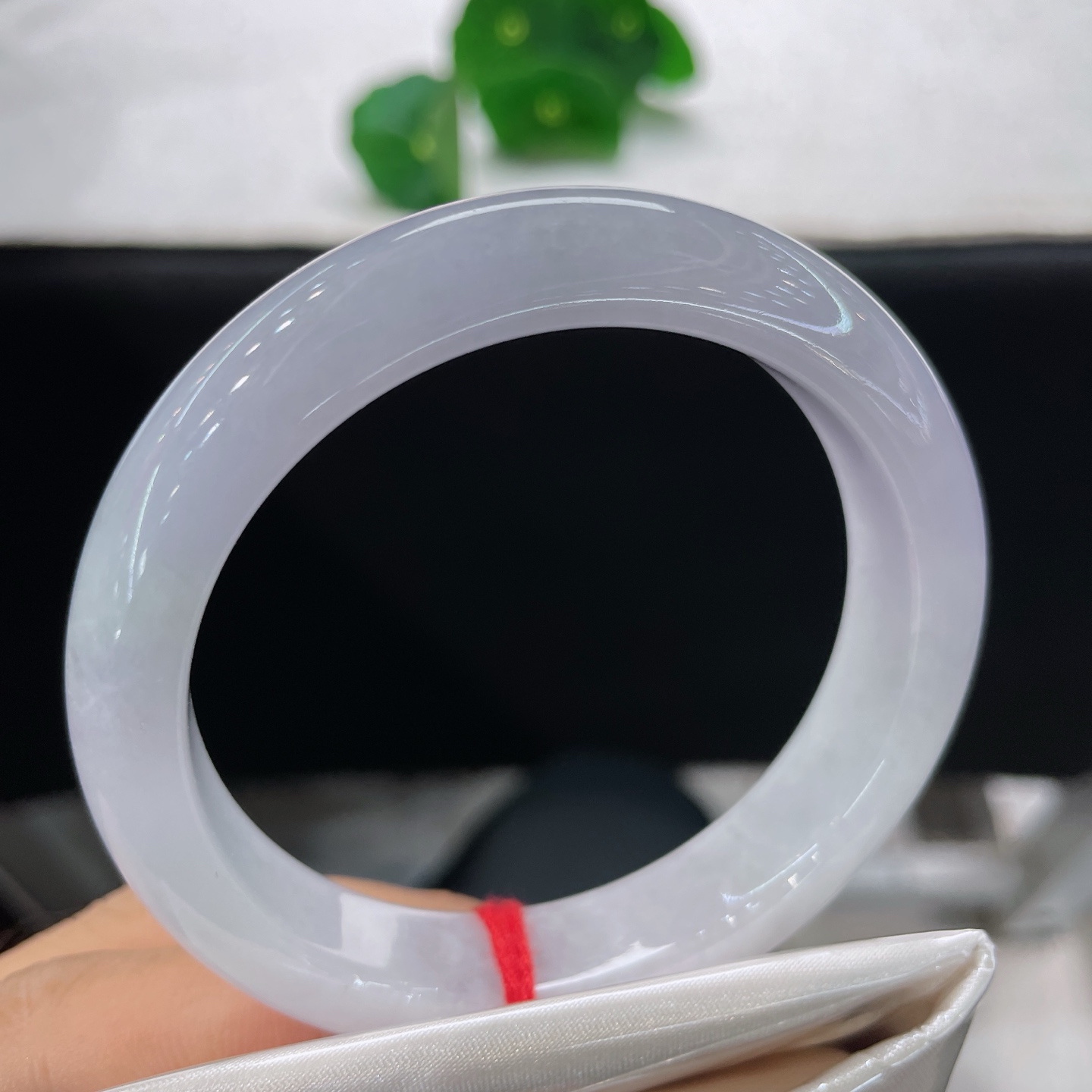天然翡翠手镯 圈口57.3/12.6/8.2，淡紫正圈，56/57可戴，紫玉笼清月，浅梦落腕间。无裂。