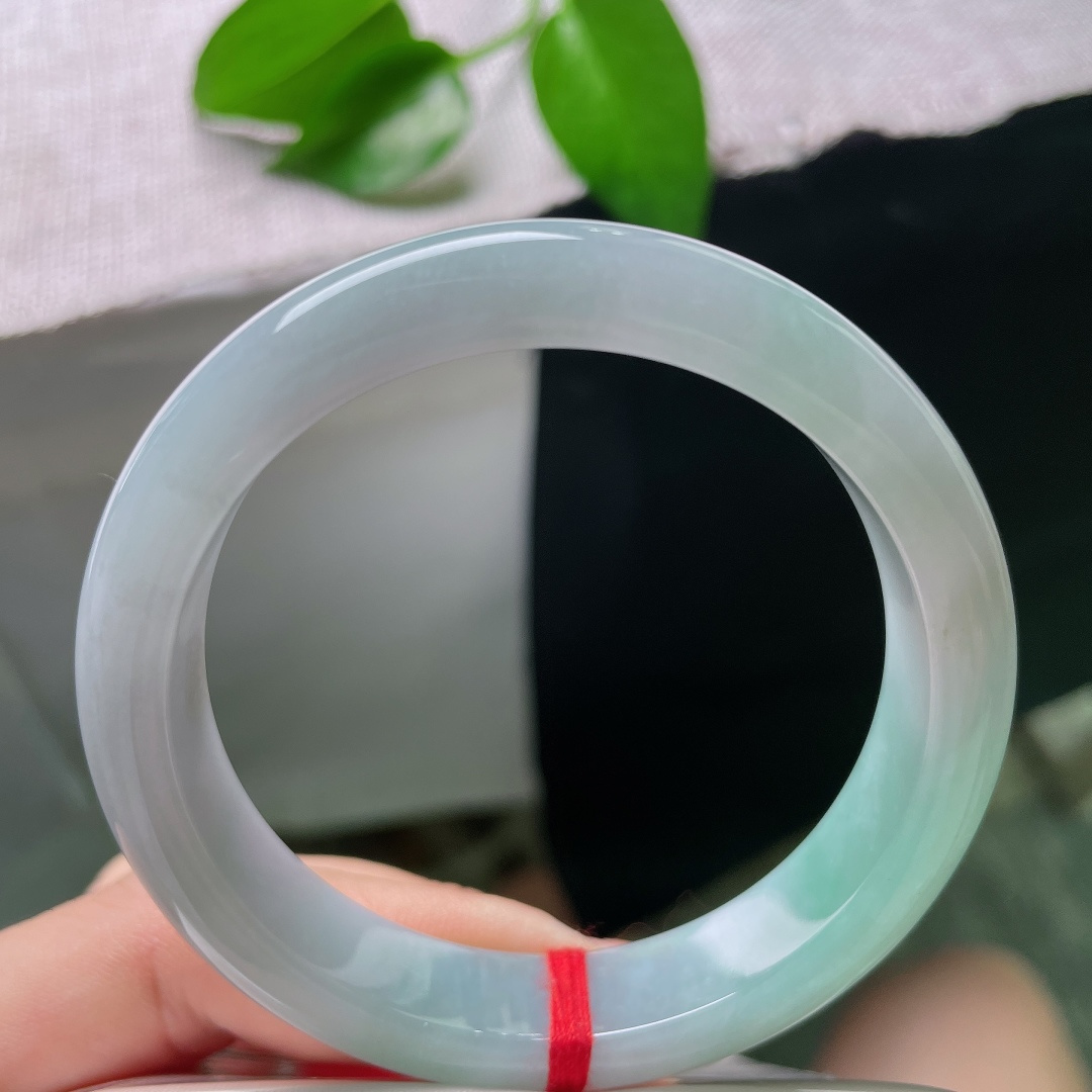 54.7/12.2/8.3，蓝底正圈，一点皮纹，玉肉细腻紧实，素圈简约无雕饰，留存翡翠天然质感。ss58770a