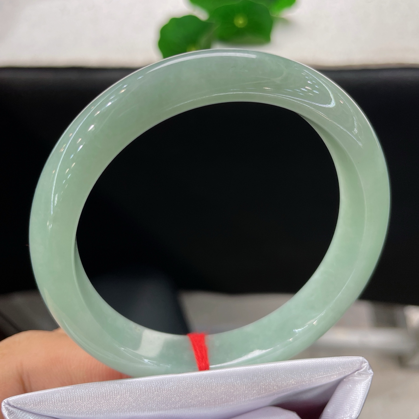 天然翡翠手镯 圈口58.3/11.8/8，果绿正圈，58/59可戴，玉质细腻油润，水头饱满，通体匀净的浅嫩绿调，无裂
