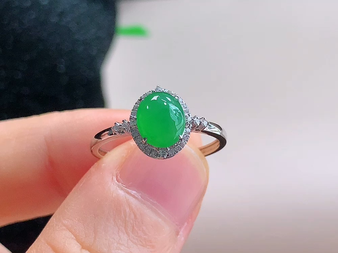 ️ 18K金伴钻绿蛋戒指，无裂，尺寸7.2-6.1-2.5mm，圈口14，包A附证书
