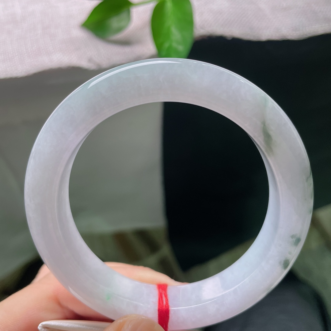 59/12.8/10.2，飘花正圈，皮纹，好似一幅流动的水墨小画，紫底做宣纸，飘花作笔墨，把大自然的巧思写在这一圈玉镯之上。ss59031a