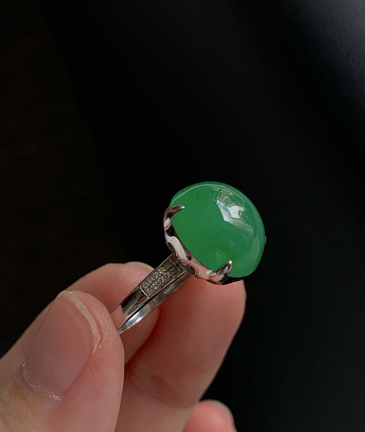 ️【18k金镶嵌蛋面戒指】种老细腻，色阳浓郁起胶 尺寸：圈口：14，成品：13.2*12.6*10