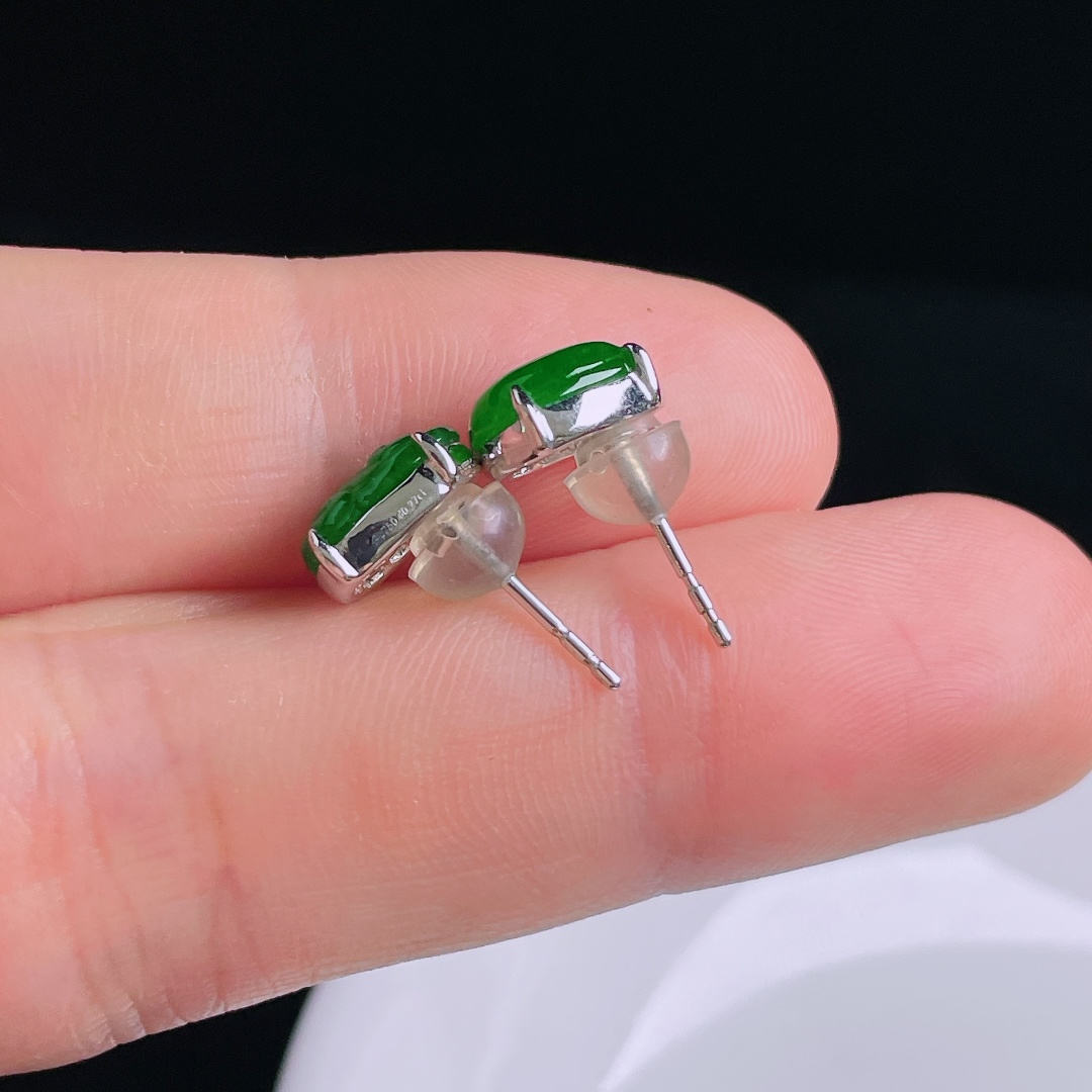 ️辣绿耳钉，18k镶嵌，老种起光，细底通透，尺寸：裸石9/6.4/2.5mm0913